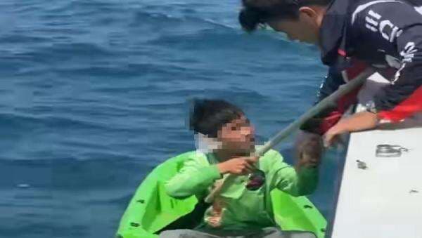 Bocah 10 Tahun Berhasil Diselamatkan Setelah 3 Hari Hanyut di Laut Bocah 10 Tahun Berhasil Diselamatkan Setelah 3 Hari Hanyut di Laut