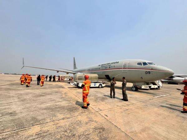 Foto-Foto Boeing 737 TNI AU Mendaratkan Tim BNPP di Myanmar Foto-Foto Boeing 737 TNI AU Mendaratkan Tim BNPP di Myanmar