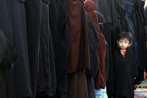 Bolehkah Salat Memakai Cadar? Begini Pendapat 4 Mazhab Bolehkah Salat Memakai Cadar? Begini Pendapat 4 Mazhab