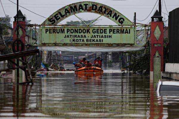 BPBD Kota Bekasi: Banjir Landa 7 Kecamatan, 760 Jiwa Terpaksa Mengungsi BPBD Kota Bekasi: Banjir Landa 7 Kecamatan, 760 Jiwa Terpaksa Mengungsi