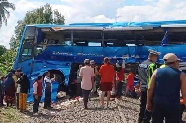 Brak! Bus Putra Sulung Ditabrak Kereta Api di OKU Timur, Para Penumpang Tergeletak Brak! Bus Putra Sulung Ditabrak Kereta Api di OKU Timur, Para Penumpang Tergeletak