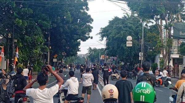 Breaking News! Tawuran Remaja Pecah di Jalan Saharjo Arah Tebet, Macet Total Breaking News! Tawuran Remaja Pecah di Jalan Saharjo Arah Tebet, Macet Total