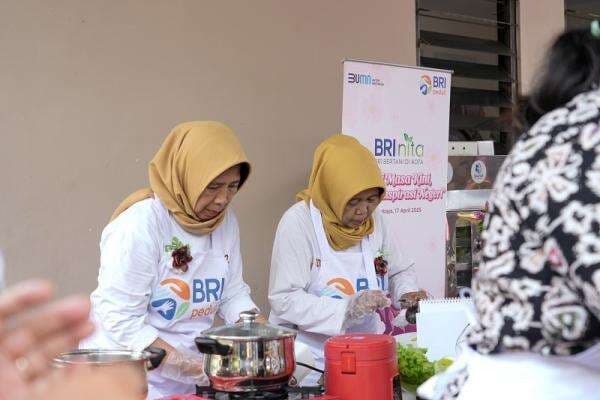 Hilang Kendali, Truk Galon Terguling di JLNT Casablanca Jaksel Hilang Kendali, Truk Galon Terguling di JLNT Casablanca Jaksel