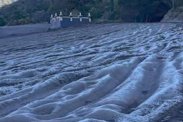 Bromo Bersalju! Embun Upas Bikin Wisatawan Serasa Liburan di Eropa Bromo Bersalju! Embun Upas Bikin Wisatawan Serasa Liburan di Eropa