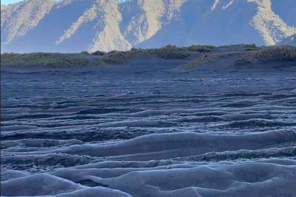 Bromo Turun Salju, Suhu Sentuh 0 Derajat Celsius Bromo Turun Salju, Suhu Sentuh 0 Derajat Celsius