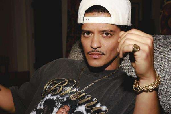 Bruno Mars Bawakan Lagu <i>Heavy Rotation</i> Milik AKB48 di Konser Tokyo Bruno Mars Bawakan Lagu <i>Heavy Rotation</i> Milik AKB48 di Konser Tokyo