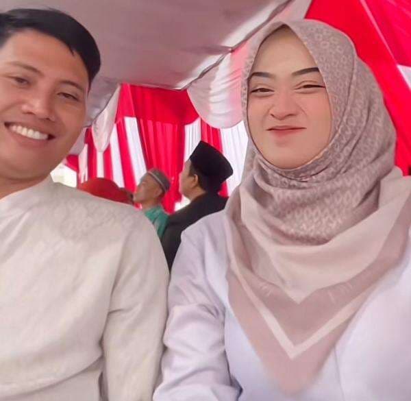 4 Potret Bu Guru Salsa Eksis Datang ke Acara Bukber, Pakai Outfit Kompak Bareng Suami 4 Potret Bu Guru Salsa Eksis Datang ke Acara Bukber, Pakai Outfit Kompak Bareng Suami