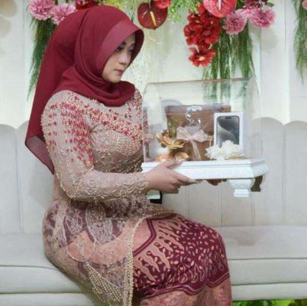 Bu Guru Salsa Viral Lagi, Kali Ini Gegara Live Streaming Gamers Mobil Legend Bu Guru Salsa Viral Lagi, Kali Ini Gegara Live Streaming Gamers Mobil Legend