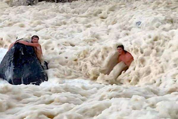 Buih Misterius Bermunculan di Laut Australia Buih Misterius Bermunculan di Laut Australia