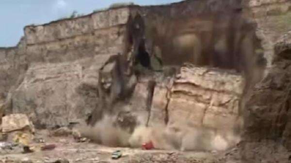 Bukit Galian C Brown Canyon Longsor Timpa Truk, 1 Orang Tewas Bukit Galian C Brown Canyon Longsor Timpa Truk, 1 Orang Tewas