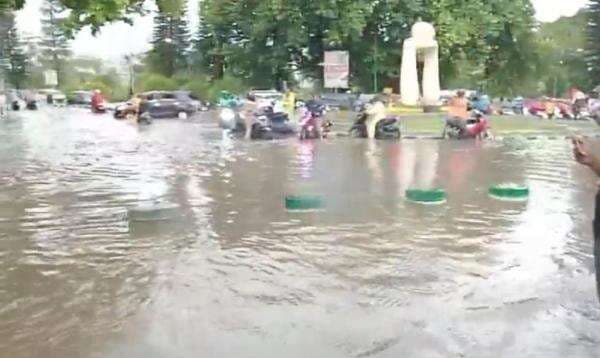 Hujan Deras di Bekasi, Bundaran Kemang Pratama Terendam Banjir Hujan Deras di Bekasi, Bundaran Kemang Pratama Terendam Banjir