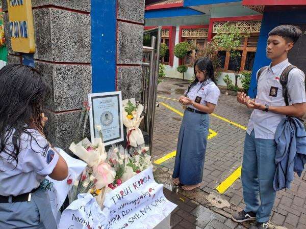 Siswa SMK di Semarang Tewas Ditembak Polisi, Sahabat Tak Percaya Korban Ikut Gangster Siswa SMK di Semarang Tewas Ditembak Polisi, Sahabat Tak Percaya Korban Ikut Gangster