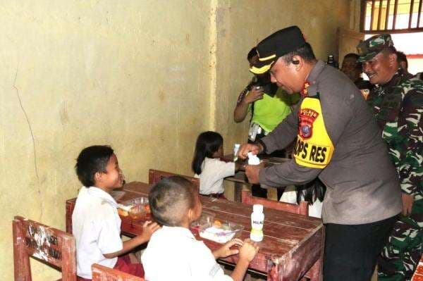 Buntut Viral SDN di Nias Tak Ada Guru Sebulan, Disambangi TNI-Polri hingga Pemda Beri Bantuan Buntut Viral SDN di Nias Tak Ada Guru Sebulan, Disambangi TNI-Polri hingga Pemda Beri Bantuan