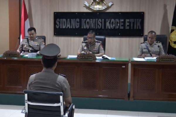 Bunuh Bayi Hasil Hubungan Gelap, Anggota Polda Jateng Brigadir Ade Kurniawan Dipecat Bunuh Bayi Hasil Hubungan Gelap, Anggota Polda Jateng Brigadir Ade Kurniawan Dipecat