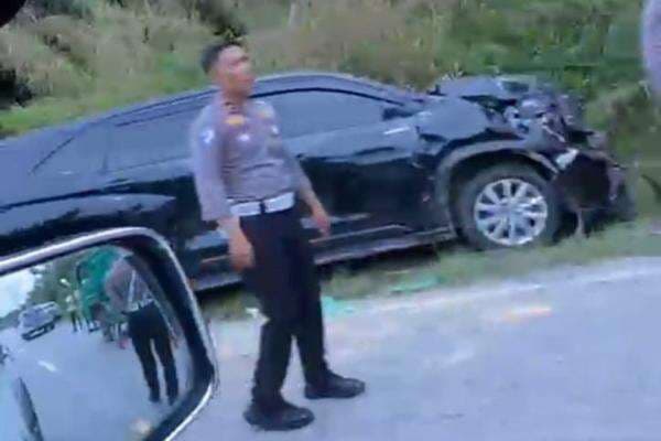 Bupati Kuansing Alami Kecelakaan di Jalan Taluk Kuantan-Pekanbaru, Mobil Ringsek Bupati Kuansing Alami Kecelakaan di Jalan Taluk Kuantan-Pekanbaru, Mobil Ringsek
