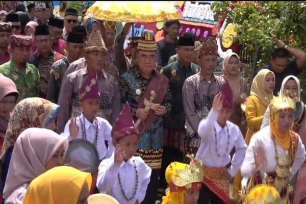 Bupati Tanggamus Dapat Gelar Adat Lampung di Momen Lebaran Bupati Tanggamus Dapat Gelar Adat Lampung di Momen Lebaran