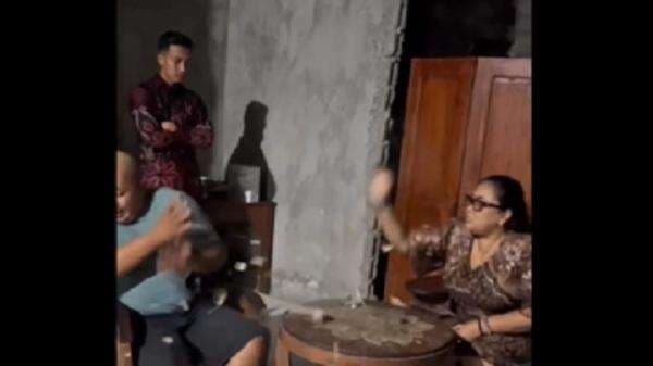 Bupati Gunungkidul Murka Banting Asbak hingga Pecah, Kesal Namanya Dicatut untuk Penipuan Bupati Gunungkidul Murka Banting Asbak hingga Pecah, Kesal Namanya Dicatut untuk Penipuan