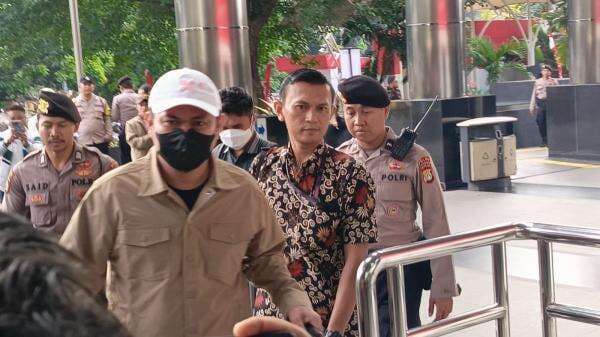 Usai Terjaring OTT, Bupati Koltim Tiba di Kantor KPK Usai Terjaring OTT, Bupati Koltim Tiba di Kantor KPK