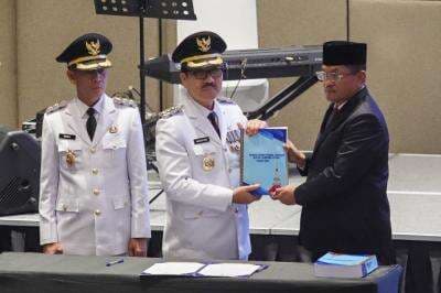 Bupati-Wakil Bupati Lampung Utara 2025-2030, Siap Menjadi Abdi Masyarakat Bupati-Wakil Bupati Lampung Utara 2025-2030, Siap Menjadi Abdi Masyarakat