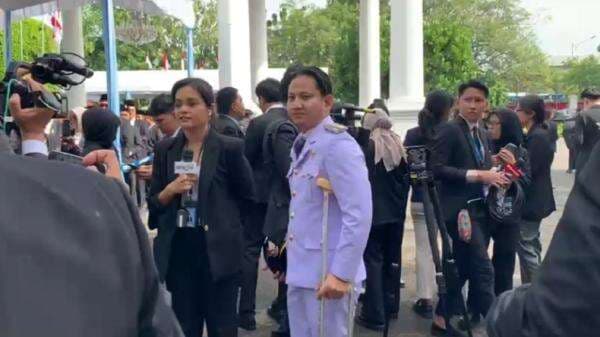 Momen Bupati Trenggalek Datang Dilantik ke Istana Pakai Tongkat: Ini Acara Bersejarah Momen Bupati Trenggalek Datang Dilantik ke Istana Pakai Tongkat: Ini Acara Bersejarah