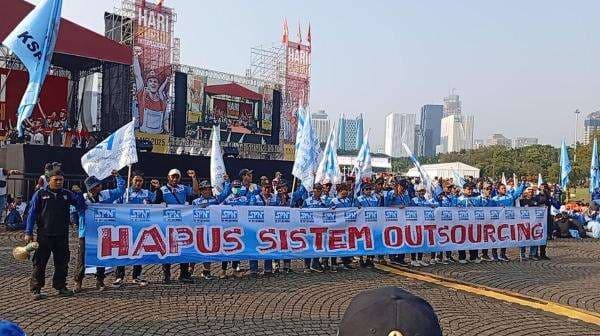 Aliansi Buruh Berdatangan, Panggung Megah Berlatar Monas Siap Meriahkan May Day Aliansi Buruh Berdatangan, Panggung Megah Berlatar Monas Siap Meriahkan May Day