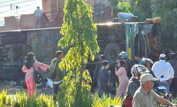 Korban Tewas Bus ALS Terguling di Padang Panjang Sumbar 12 Orang Korban Tewas Bus ALS Terguling di Padang Panjang Sumbar 12 Orang