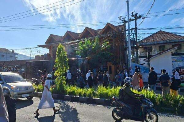 Bus ALS Terguling, Jalur Terminal Bukit Surungan Ditutup Sementara Bus ALS Terguling, Jalur Terminal Bukit Surungan Ditutup Sementara