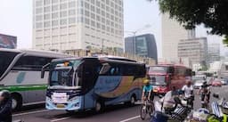 Bus Massa Buruh Luar Kota Bergerak Menuju Patung Kuda dan Istana Negara