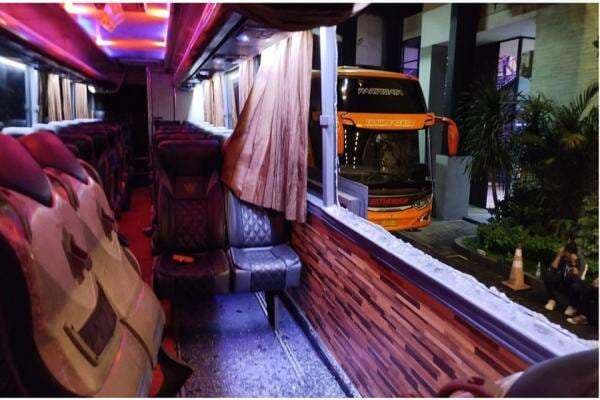 Bus Persik Kediri Dihujani Batu Oknum Suporter Aremania Pasca Laga di Kanjuruhan, Pelatih Terluka Bus Persik Kediri Dihujani Batu Oknum Suporter Aremania Pasca Laga di Kanjuruhan, Pelatih Terluka