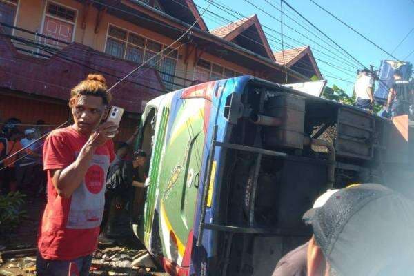 Bus Terguling di Padang Panjang, Diduga Imbas Rem Blong Bus Terguling di Padang Panjang, Diduga Imbas Rem Blong