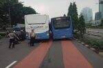 Bus Transjakarta Pecah Ban di Depan Polda Metro Jaya, Lalin Arah Semanggi Macet Bus Transjakarta Pecah Ban di Depan Polda Metro Jaya, Lalin Arah Semanggi Macet