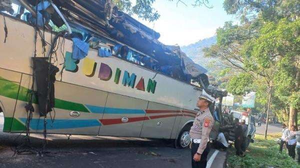 Bus Budiman Kecelakaan di Nagreg, 19 Orang Luka-Luka Bus Budiman Kecelakaan di Nagreg, 19 Orang Luka-Luka