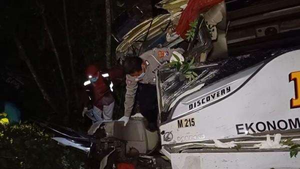 Kecelakaan Bus Mira, Kenek Meninggal dan 9 Orang Luka-Luka Kecelakaan Bus Mira, Kenek Meninggal dan 9 Orang Luka-Luka