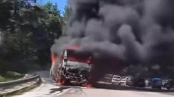 Bus Pariwisata Bawa 40 Orang Rombongan Ibu-Ibu Terbakar Hebat di Jalur Medan–Berastagi Bus Pariwisata Bawa 40 Orang Rombongan Ibu-Ibu Terbakar Hebat di Jalur Medan–Berastagi