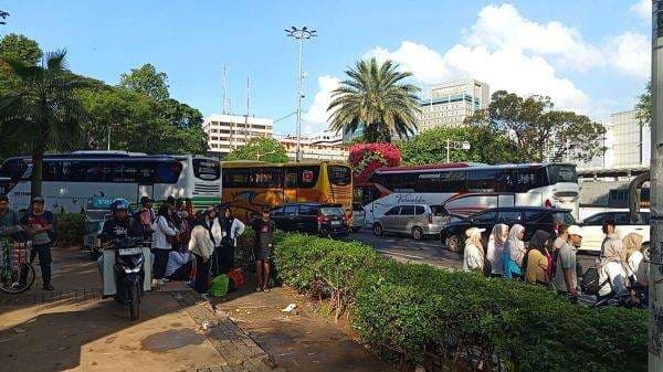 Kawasan Monas Macet Didominasi Bus Pengangkut Massa Acara HUT Ke-79 Bhayangkara Kawasan Monas Macet Didominasi Bus Pengangkut Massa Acara HUT Ke-79 Bhayangkara