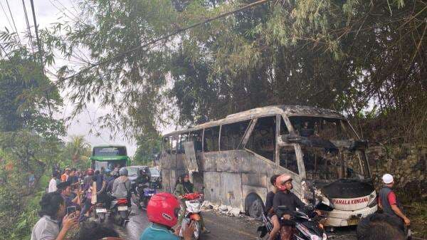 Bus Terbakar Hebat di Bangkalan Akibat Ledakan Mesin Belakang, Kerugian Capai Rp500 Juta Bus Terbakar Hebat di Bangkalan Akibat Ledakan Mesin Belakang, Kerugian Capai Rp500 Juta