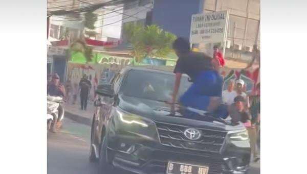 Viral Fortuner Dirusak Massa di Tanah Abang, Sopir Sempat Diamankan Polisi Viral Fortuner Dirusak Massa di Tanah Abang, Sopir Sempat Diamankan Polisi