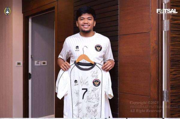 Jersey Emas Timnas Futsal Indonesia Milik Syauqi Saudi Dilelang untuk Korban Bencana Sumatra Jersey Emas Timnas Futsal Indonesia Milik Syauqi Saudi Dilelang untuk Korban Bencana Sumatra