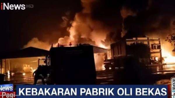 Pabrik Oli Bekas di Karawang Terbakar, Warga Panik Dengar Dentuman Keras Pabrik Oli Bekas di Karawang Terbakar, Warga Panik Dengar Dentuman Keras