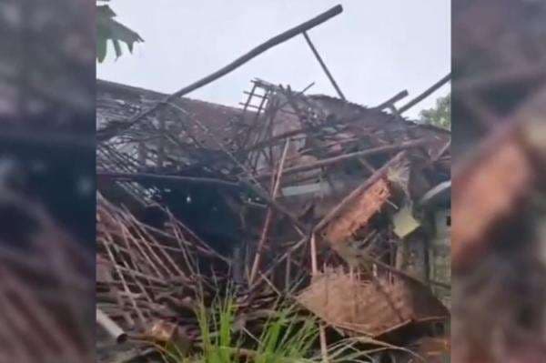 Angin Puting Beliung Terjang Tuban, 36 Rumah Warga Rusak di Tegalharjo Angin Puting Beliung Terjang Tuban, 36 Rumah Warga Rusak di Tegalharjo