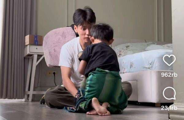 Momen Mengharukan Na Daehoon Salat Berjamaah bareng Anak usai Isu Diselingkuhi Istri Momen Mengharukan Na Daehoon Salat Berjamaah bareng Anak usai Isu Diselingkuhi Istri