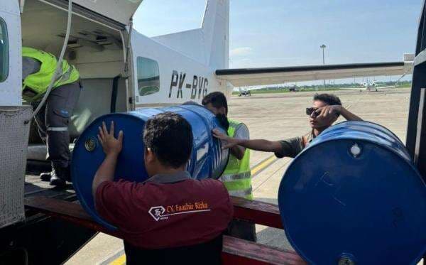 Jalan Terputus akibat Bencana, Pertamina Angkut BBM Gunakan Pesawat Perintis Jalan Terputus akibat Bencana, Pertamina Angkut BBM Gunakan Pesawat Perintis