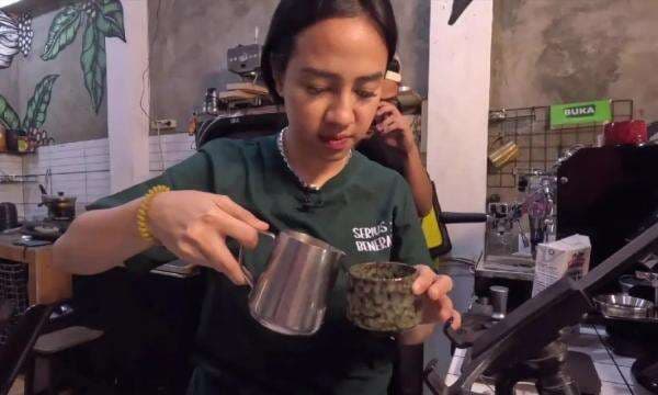 Kedai Kopi Heboh Gara-Gara Azia! Aksi Ngakak di Balik Segelas Kopi Susu Kedai Kopi Heboh Gara-Gara Azia! Aksi Ngakak di Balik Segelas Kopi Susu