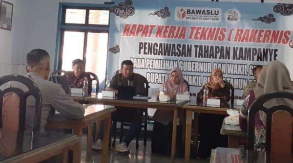 Koordinator Divisi KPU Kabupaten Batu Bara Abdillah Saat Menjadi Narasumber Pada Rakernis Pengawasan Koordinator Divisi KPU Kabupaten Batu Bara Abdillah Saat Menjadi Narasumber Pada Rakernis Pengawasan