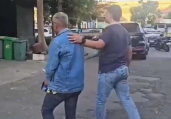 Viral Kakek Curi Tiang Rambu Dishub di Surabaya, Ditangkap usai Buron ke Lamongan Viral Kakek Curi Tiang Rambu Dishub di Surabaya, Ditangkap usai Buron ke Lamongan