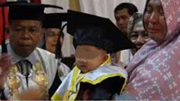 Viral! Bayi 4 Bulan Gantikan Ibunya Wisuda karena Meninggal saat Melahirkan, Netizen: Sedih dan Tragis Ceritanya Viral! Bayi 4 Bulan Gantikan Ibunya Wisuda karena Meninggal saat Melahirkan, Netizen: Sedih dan Tragis Ceritanya