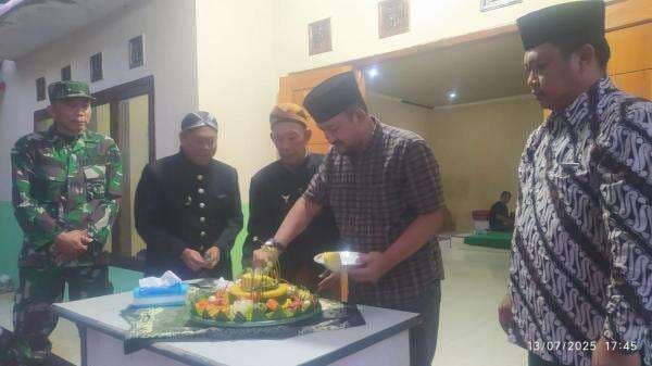 Turut Selamatan Ruwat Desa: Bupati Pemalang Anom Widiyantoro Potong Tumpeng Turut Selamatan Ruwat Desa: Bupati Pemalang Anom Widiyantoro Potong Tumpeng