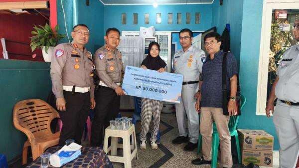 Dirllantas Polda Riau dan Jasa Raharja Santuni Keluarga Korban Laka Lantas 1 Keluarga Dirllantas Polda Riau dan Jasa Raharja Santuni Keluarga Korban Laka Lantas 1 Keluarga