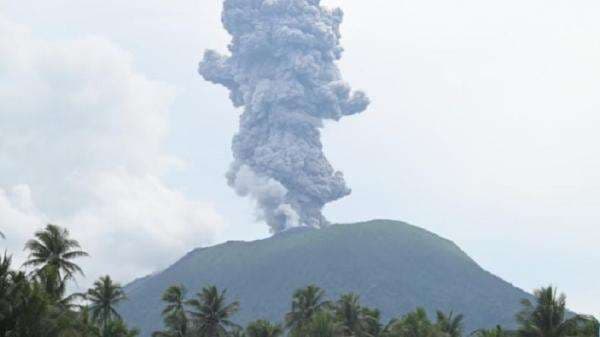 Gunung Ibu Erupsi Dahsyat, Letusan 2.000 Meter di Atas Puncak Gunung Ibu Erupsi Dahsyat, Letusan 2.000 Meter di Atas Puncak