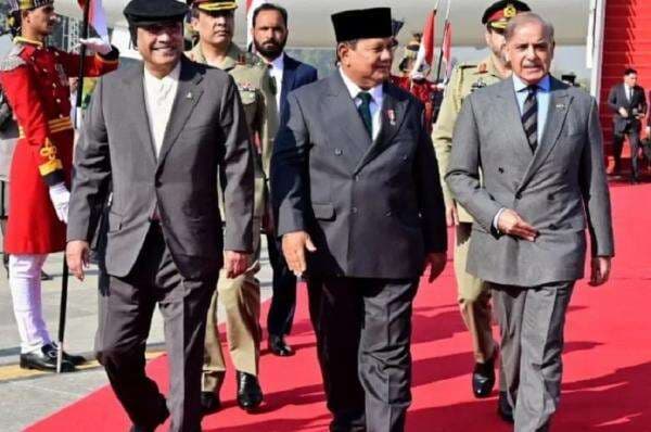 Prabowo Tiba di Pakistan, Disambut Presiden Asif Ali dan PM Shehbaz Sharif Prabowo Tiba di Pakistan, Disambut Presiden Asif Ali dan PM Shehbaz Sharif